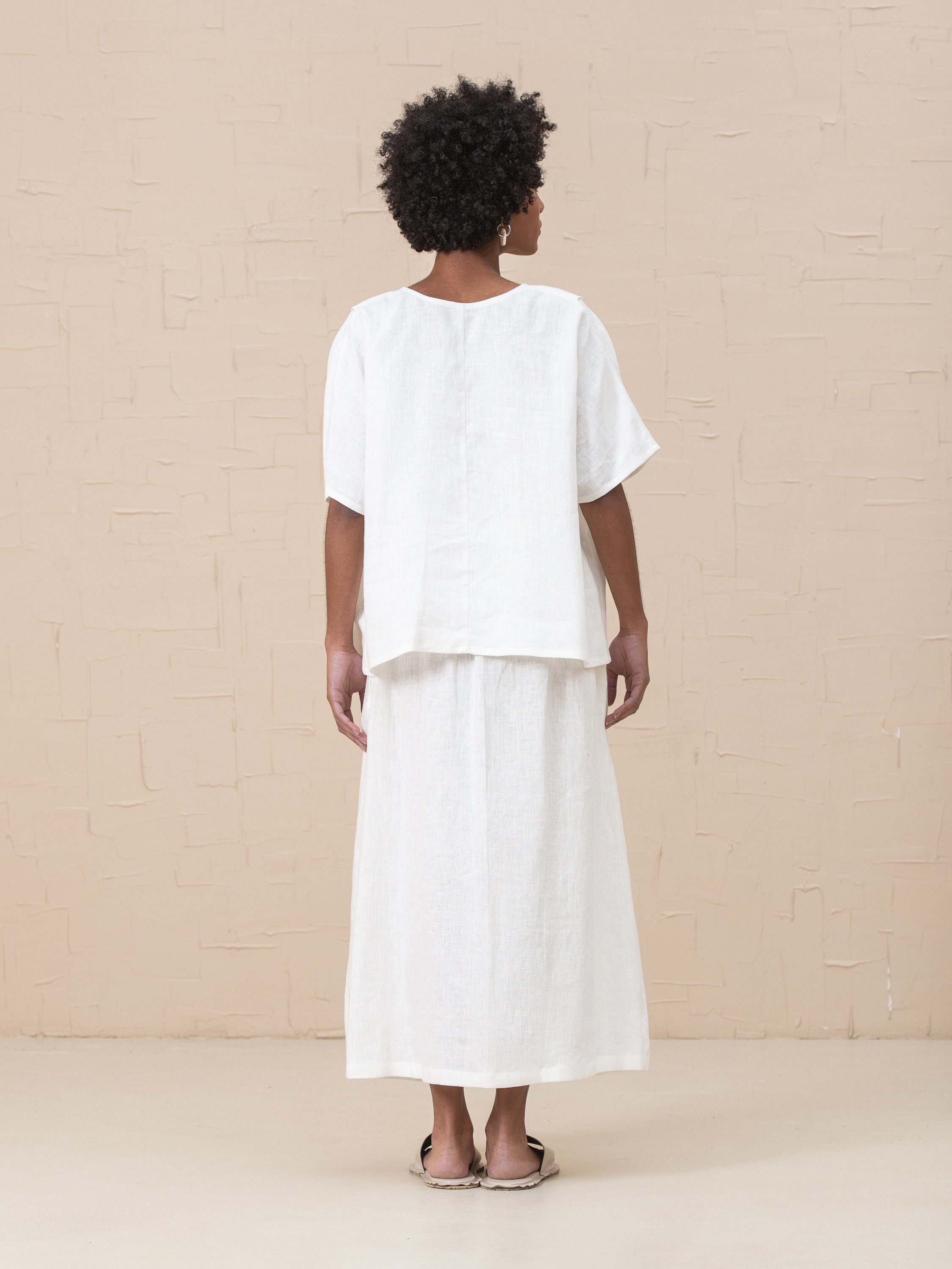 Linn V-neck Tee in Midweight Linen